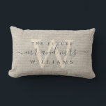 Cojín Lumbar Moda Guión Futuro Sr. Monogram Beige Linen<br><div class="desc">Elegante futuro mr mrs mantener almohada efecto de lino trenzado beige con tu texto en moda gris oscuro caligrafía manuscrita de escritura. Simplemente agregue su nombre y monograma. Un regalo perfecto para una ducha de novia, un compromiso o un El día de San Valentín. Diseñado exclusivamente para usted por Happy...</div>