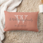 Cojín Lumbar Moda Monograma moderno Nombre de familia Cute Keep<br><div class="desc">Moda Monograma moderno Nombre de la familia Cute Keepsake Lumbar Pillow. Un monograma inicial personalizado y el apellido de su familia y la fecha de boda en la escritura con letras sobre el fondo del salmón. Hace un lindo regalo único para los recién casados. Agradable por la nueva vida de...</div>