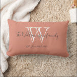 Cojín Lumbar Moda Monograma moderno Nombre de familia Cute Keep<br><div class="desc">Moda Monograma moderno Nombre de la familia Cute Keepsake Lumbar Pillow. Un monograma inicial personalizado y el apellido de su familia y la fecha de boda en la escritura con letras sobre el fondo del salmón. Hace un lindo regalo único para los recién casados. Agradable por la nueva vida de...</div>
