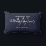 Cojín Lumbar Moda Navy Blue White Monogram Family Keepsake<br><div class="desc">Familia Monograma Blanco Azul de la Marina de moda Mantiene la almohada Lumbar. Monograma personalizado inicial con el apellido de su familia y la fecha del boda en letras de guión en un fondo azul marino. Hace un lindo regalo único para los recién casados. Encantador por su nueva vida juntos...</div>
