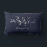 Cojín Lumbar Moda Navy Blue White Monogram Family Keepsake<br><div class="desc">Familia Monograma Blanco Azul de la Marina de moda Mantiene la almohada Lumbar. Monograma personalizado inicial con el apellido de su familia y la fecha del boda en letras de guión en un fondo azul marino. Hace un lindo regalo único para los recién casados. Encantador por su nueva vida juntos...</div>