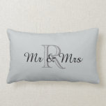 Cojín Lumbar MODA PILLOW_ " Sr. y señora" SOBRE MONOGRAMA<br><div class="desc">Sr. y señora" EN NEGRO SOBRE FONDO GRIS del GRIS del MONOGRAMA</div>