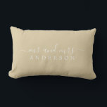 Cojín Lumbar Moda Recién Contratado Sr. Beige Sand Monogram<br><div class="desc">Moda, moderna almohada beige monogramada con el texto Mr. y Mrs. en blanco y elegante. Simplemente agrega tu nombre de casado. El color beige y el oro ancestral se utilizan para este diseño de diseño. Un regalo de lujo perfecto para la pareja recién casada. Diseñado exclusivamente para usted por Happy...</div>