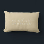 Cojín Lumbar Moda Recién Contratado Sr. Beige Sand Monogram<br><div class="desc">Moda, moderna almohada beige monogramada con el texto Mr. y Mrs. en blanco y elegante. Simplemente agrega tu nombre de casado. El color beige y el oro ancestral se utilizan para este diseño de diseño. Un regalo de lujo perfecto para la pareja recién casada. Diseñado exclusivamente para usted por Happy...</div>