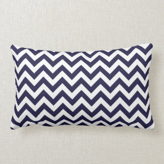 Cojín Lumbar Modelo blanco de Chevron de los azules marinos