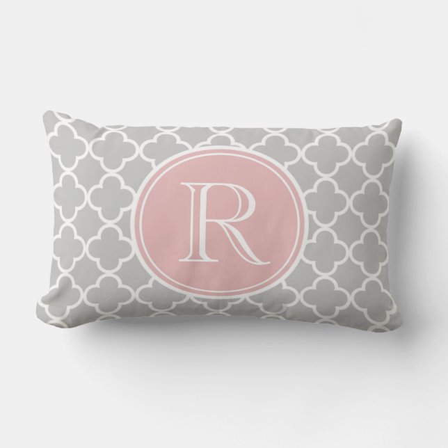 Cojín Lumbar Modelo gris de Quatrefoil, monograma rosado (Anverso)