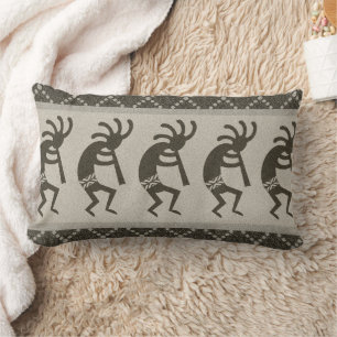Cojín Lumbar Modelo gris y negro del Azteca de Kokopelli del