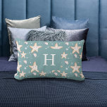 Cojín Lumbar Monograma ciano oscuro verde<br><div class="desc">Fondo verde de color cian oscuro decorado con estrellas de naranja y medusas. Personaliza y agrega tu nombre. Guión de estilo con letras de mano blanca grande.</div>