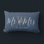 Cojín Lumbar Monograma de escritura azul de la Marina de Newlyw<br><div class="desc">Bienvenidos amigos y familia a su casa con este Monograma Lumbar Pillow de la Marina Newlyweds. Es un diseño elegante con un fondo azul polvoriento moderno. El centro tiene el apellido de la novia y el novio escrito en monograma en gris claro. El texto es "mr y mrs" en letras...</div>
