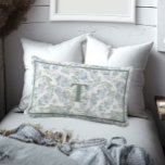 Cojín Lumbar Monograma de floración verde de la sabana de la ca<br><div class="desc">Con un sabio romántico verde y azul me olvidan que no diseño floral estas almohadas monográficas recuerdan a las casas de campo francesas y son perfectas para crear espacios acogedores.</div>