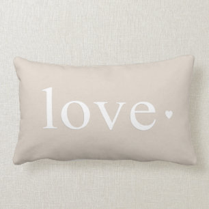 Cojín Lumbar Monograma del corazón del amor del tono beige