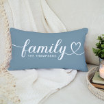 Cojín Lumbar Monograma del guión de amor familiar con Personali<br><div class="desc">El diseño moderno y elegante de almohadas de tiro lumbar personalizado presenta una tipografía "familiar" simple y mínima que incluye detalles floridos y cardíacos. Personalice el texto en mayúsculas a continuación con un monograma o un año establecido. Se pueden modificar los colores azul pizarra blanca y polvorienta.</div>