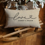 Cojín Lumbar Monograma del Personalizado de línea rústica de la<br><div class="desc">El diseño moderno y elegante de almohadas de tiro lumbar personalizado presenta un diseño simple y mínimo de tipografía "Love" en negro que incluye detalles floridos y cardíacos. Personalice el texto en mayúsculas a continuación con un monograma para una pareja o familia, una cita u otro texto preferido. La decoración...</div>