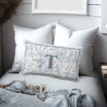 Cojín Lumbar Monograma Floral blanca azul de algodón francés<br><div class="desc">Con un romántico diseño floral azul y blanco,  estas almohadas monográficas recuerdan a las casas de campo francesas y son perfectas para crear espacios acogedores.</div>