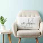 Cojín Lumbar Monograma gris blanco regalo para recién casados<br><div class="desc">Almohada personalizada gris y blanca con el apellido y la fecha de bodas de su familia en una fuente de escritura superpuesta sobre un fondo blanco. Elke Clarke© Disponible en www.zazzle.com/monogramgallery. Es un regalo ideal para recién casados o una familia. Gran accesorio elegante y de moda para su dormitorio, sillón...</div>