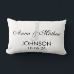 Cojín Lumbar Monograma moderno<br><div class="desc">Un diseño moderno y minimalista con un monograma de apellido y nombres de pareja con fecha de matrimonio, incluye personalización.</div>