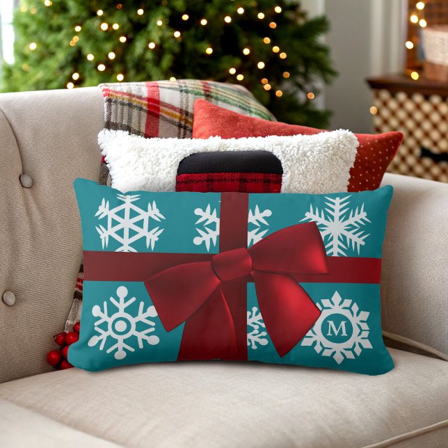 Cojín Lumbar Monograma verde azulado de copo de nieve Pilar lum (Ho Ho Ho! Add your initial to this festive teal and red Christmas lumbar pillow)