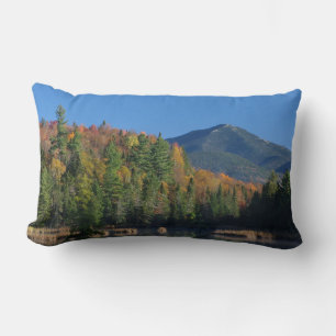 Cojín Lumbar Montaña blanca sobre pequeño estanque de tramas