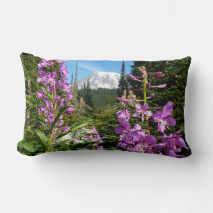Cojín Lumbar Monte Rainier entre flores de flox púrpura