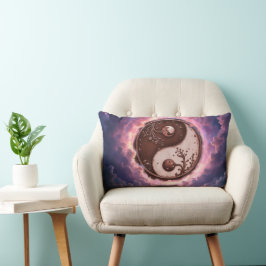 Cojín Lumbar Moonlit Balance – Yin Yang of Eternal Light. 