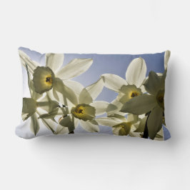 Cojín Lumbar Narcissen die bloeien met een lente blauwe lucht 