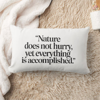Cojín Lumbar "Nature Does Not Hurry" - Citation Zen Inspirante