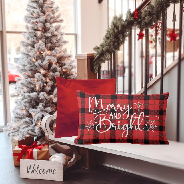 Cojín Lumbar Navidades amargos y brillantes juegan con copos de (Merry and Bright Christmas Red and Black Tartan Plaid Lumbar Pillow with Snowflake Accents)