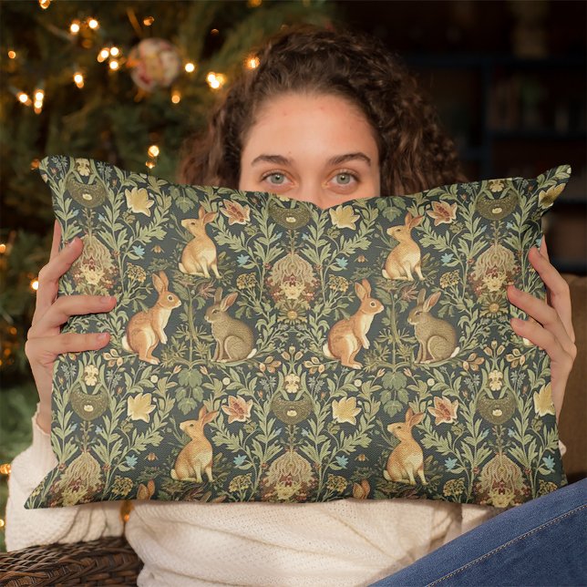 Cojín Lumbar Navidades de William Morris Woodland Floral Rabbit (Subido por el creador)