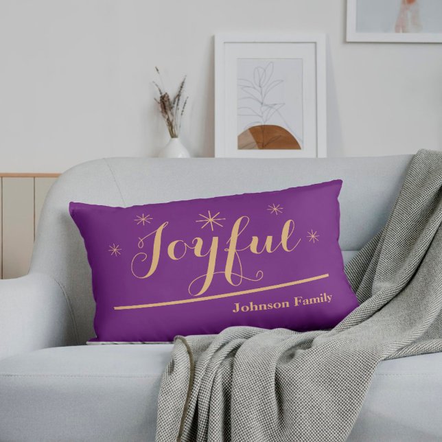 Cojín Lumbar Navidades Elegante y Elegante Nombre de Familia Pe (These Joyful purple & gold lumbar pillows are sure to get everyone in a holidays mood.)