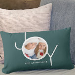 Cojín Lumbar Navidades Joy Holiday Green Photo<br><div class="desc">Este elegante Navidad Photo Pillow está decorado con la palabra JOY en tipografía blanca moderna sobre un fondo verde de pino festivo. Personalizable fácil con tu foto y nombre.</div>