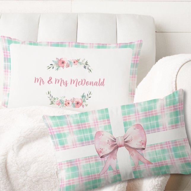 Cojín Lumbar Navidades Pastel Nombre Personalizado Cabaña Rosa (Pastel Christmas Personalized Name Cottage Pink  Lumbar Pillow mr & mrs family country cottagecore)