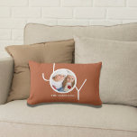 Cojín Lumbar Navidades personalizados foto de alegría de fiesta<br><div class="desc">Este elegante Navidad Photo Pillow está decorado con la palabra JOY en tipografía blanca moderna sobre un fondo de terracota. Personalizable fácil con tu foto y nombre.</div>