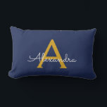 Cojín Lumbar Navy Blue Gold Girly Script Monograma moderno<br><div class="desc">Monograma azul de oro y marina añade tu propio nombre Lumbar Pillow. Esto hace que el dulce perfecto cumpleaños 16,  boda,  ducha de novia,  aniversario,  ducha de bebé o fiesta de soltera sea regalo para alguien que ama el lujo glam y los estilos de moda.</div>