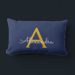 Cojín Lumbar Navy Blue Gold Girly Script Monograma moderno<br><div class="desc">Monograma azul de oro y marina añade tu propio nombre Lumbar Pillow. Esto hace que el dulce perfecto cumpleaños 16,  boda,  ducha de novia,  aniversario,  ducha de bebé o fiesta de soltera sea regalo para alguien que ama el lujo glam y los estilos de moda.</div>