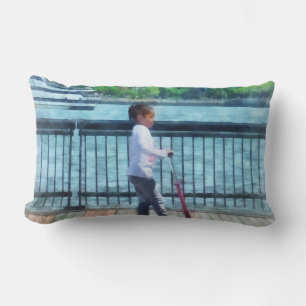 Cojín Lumbar Niña en Scooter junto al cielo de Manhattan