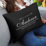Cojín Lumbar Nombre de familia de Boda de color de fondo editab<br><div class="desc">Esta versátil almohada de nombre familiar con un color de fondo frontal y posterior editable que incluye sus nombres, nombre de familia en un elegante tipo de letra cursiva y por debajo de una línea delgada, indique cuándo se estableció su familia. Hace un gran obsequio o regalo de boda. Personalízalo...</div>