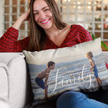 Cojín Lumbar Nombre de familia de Personalizado de plantilla de<br><div class="desc">Simple y moderna plantilla de fotos Personalizado Nombre de familia Cojines decorativos Cuchicheons incluye su foto favorita con su nombre de familia personalizado. Hace un regalo fantástico para Navidades, cumpleaños, aniversario, Día de la Madre, Día del Padre, Día de los Abuelos y más. Personalice editando el texto en el cuadro...</div>