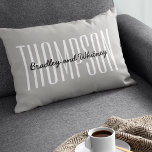 Cojín Lumbar Nombre de familia Gris moderno de regalo personali<br><div class="desc">Sencilla y moderna almohada casera familiar con un fondo gris clásico,  su apellido en una gran tipografía limpia y sus nombres. Todo en esta almohada se puede personalizar para que se adapte al estilo de tu casa,  esto sería un regalo genial para los recién casados.</div>