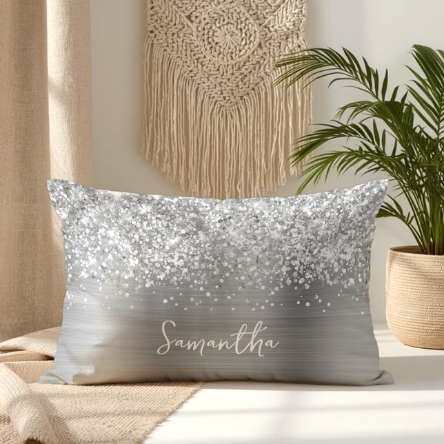 Cojín Lumbar Nombre de guión plateado brillante (Glittery Silver Glam Script Name Lumbar Pillow)