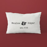 Cojín Lumbar Nombre de pareja personalizado moderno con ampersa<br><div class="desc">Una colección de cojines divertidos,  lindos y divertidos,  para ofrecer como regalo de inauguración,  o para tu propio interior. Totalmente personalizable: puedes cambiar el color del texto y del fondo como desees.</div>