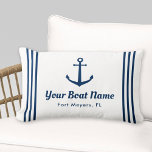 Cojín Lumbar Nombre del barco del Personalizado náutico blanco<br><div class="desc">La almohada náutica de lanzamiento lumbar en formato horizontal cuenta con un elegante ancla de barco con rayas horizontales de perrito. Personalice el texto del personalizado con su nombre y ubicación. El diseño incluye una combinación clásica de colores blanco y azul marino de la costa. Se ofrecen almohadas de dos...</div>