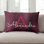 Cojín Lumbar Nombre del monograma de acero inoxidable de Borgoñ<br><div class="desc">Monograma de acero inoxidable violeta de Borgoña y almohada inicial. Esta almohada de Cranberry Purple hace el regalo perfecto de cumpleaños o de ducha de novia para alguien que decora su habitación en Borgoña.</div>