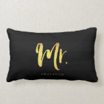 Cojín Lumbar Nombre elegante Faux Gold Mr Black Stripes<br><div class="desc">Almohada con "Mr." en un guión falso dorado contra un fondo de rayas negras de rayas. Excelente para recién casados o aniversarios. Personalícelo reemplazando el texto del marcador de posición. Para obtener más opciones como cambiar la fuente y su tamaño, haga clic en el botón "Personalizar". *Tenga en cuenta que...</div>