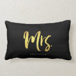 Cojín Lumbar Nombre elegante Faux Gold Sra. Black Stripes<br><div class="desc">Almohada con "Mrs." en un guión falso dorado contra un fondo de rayas negras de rayas. Excelente para recién casados o aniversarios. Personalícelo reemplazando el texto del marcador de posición. Para obtener más opciones como cambiar la fuente y su tamaño, haga clic en el botón "Personalizar". *Tenga en cuenta que...</div>
