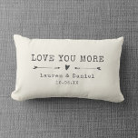 Cojín Lumbar Nombre personalizado Te amo más Día de San Valentí<br><div class="desc">Celebra tu amor con esta elegante y romántica almohada decorativa que presenta la fecha en que se conocieron en una tipografía de máquina de escribir vintage carbonizada y un diseño de letra cursiva junto con dulces flechas dibujadas a mano. Elige tu propio color y personaliza este diseño personalizado con tus...</div>