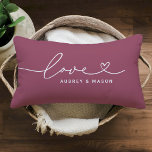Cojín Lumbar Nombres de Pareja Corazón de Amor Vino Rosado Romá<br><div class="desc">Una almohada lumbar de vino rosado romántico que presenta Amor en escritura de corazón blanco fluido con nombres de pareja personalizables. El elegante diseño blanco sobre vino rosado hace un hermoso regalo de boda, recuerdo de aniversario o acento para el dormitorio de recién casados. Todo el texto es totalmente editable...</div>