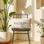 Cojín Lumbar Nombres de Pareja Corazón en Blanco y Negro Person<br><div class="desc">Agrega un toque de amor y estilo moderno a la decoración de tu hogar con esta almohada personalizada para parejas. Con un diseño minimalista que presenta dos nombres conectados por un corazón, esta almohada personalizada es el regalo romántico perfecto para aniversarios, bodas, Día de San Valentín o simplemente para celebrar...</div>