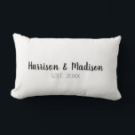 Cojín Lumbar Nombres de pareja de escritura personalizada en bl<br><div class="desc">Nombres de pareja con escritura personalizada en blanco y negro elegantes chic Almohada Lumbar</div>