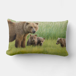 Cojín Lumbar Oso marrón de Alaska con oseznos en un prado