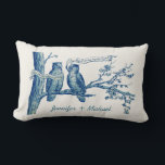 Cojín Lumbar Pareja personalizada de lechuza de época en Boda d<br><div class="desc">¡Este es un regalo de Boda de Lechuzas de Personalizado de moda! Se muestra arriba una peculiar imagen de dos lechuzas sentadas en un árbol, ambas lechuzas tienen pancartas en sus picos, una dice: Este día me casé con mi mejor amiga y las otras respuestas: Tú eres la única. Nombre...</div>